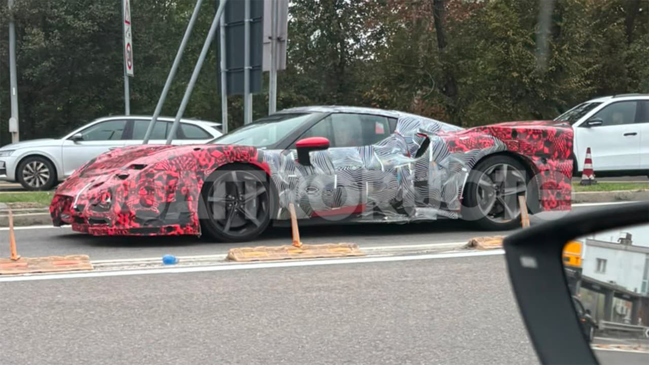 Questo prototipo Ferrari ha una coda lunghissima: che cosa nasconde?
