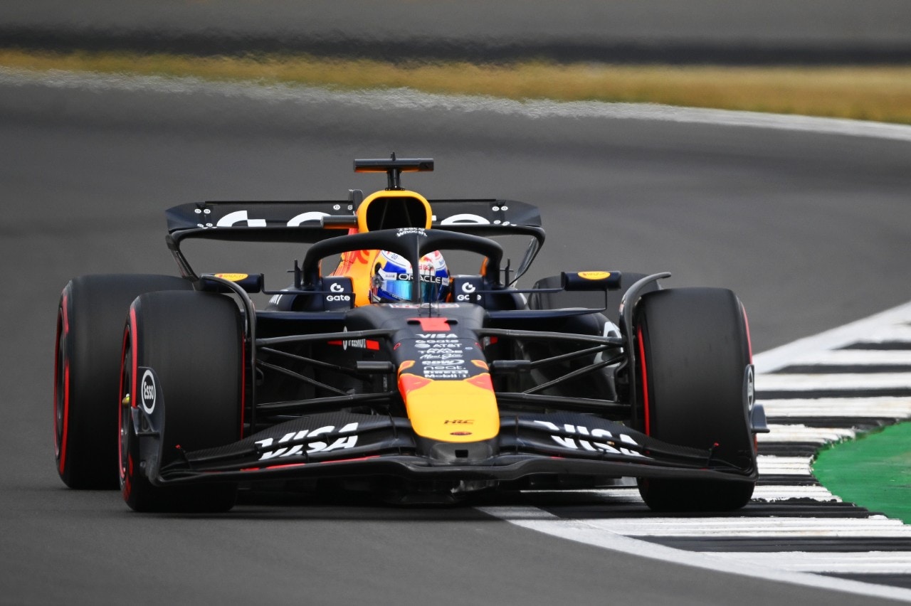 Pole di Verstappen, beffate le McLaren