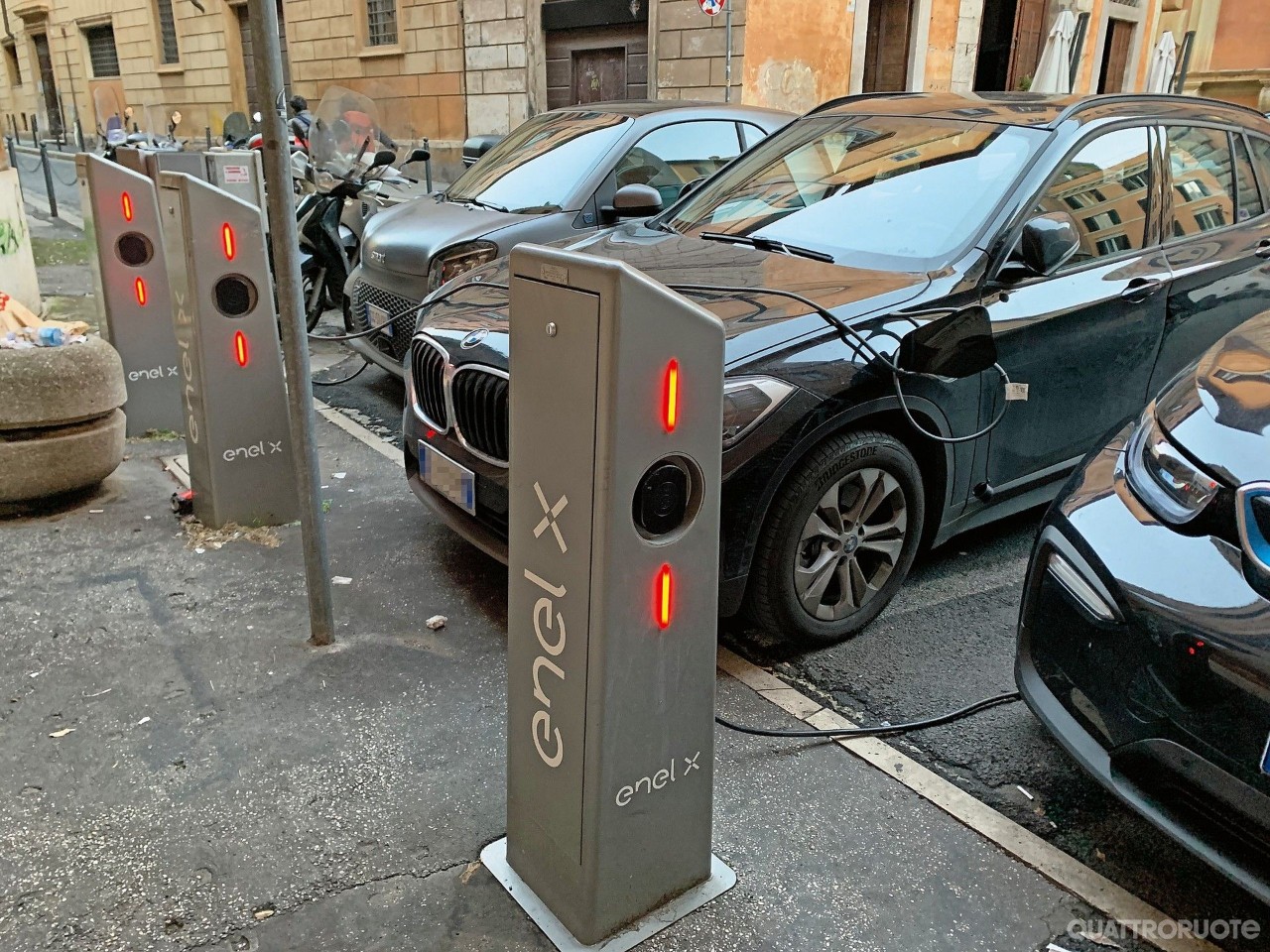 Dal bollo agli stalli blu, quattro vantaggi che le elettriche stanno perdendo