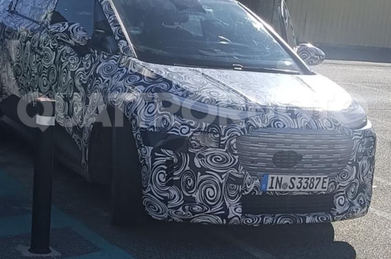 Audi A2 e-tron, la nuova elettrica avvistata in Italia: le foto durante la ricarica