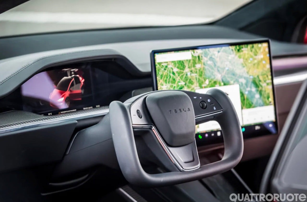 Dopo le maniglie a scomparsa, Pechino attacca i volanti-cloche stile Tesla