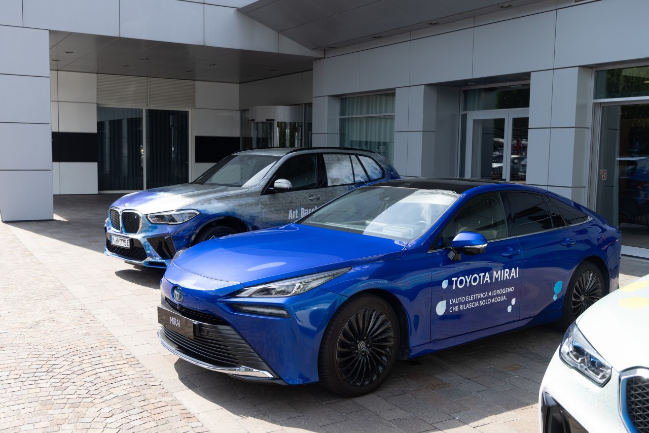 Auto a idrogeno: BMW e Toyota rilanciano con iX5 e Mirai, ma il percorso è (ancora) in salita