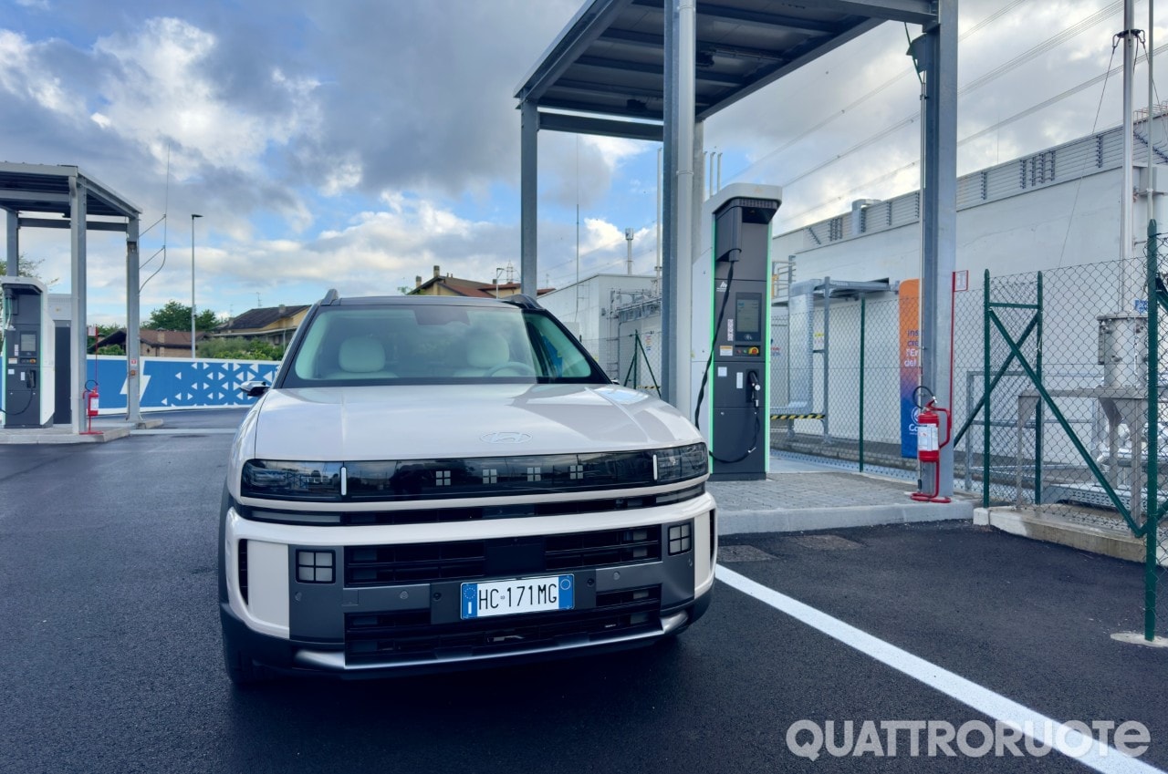 Idrogeno, un pieno in 5 minuti: il test della Hyundai Nexo alla stazione di Rho