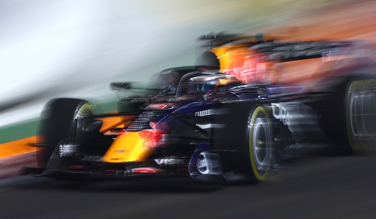 F1, Verstappen si prende la pole del GP di Singapore