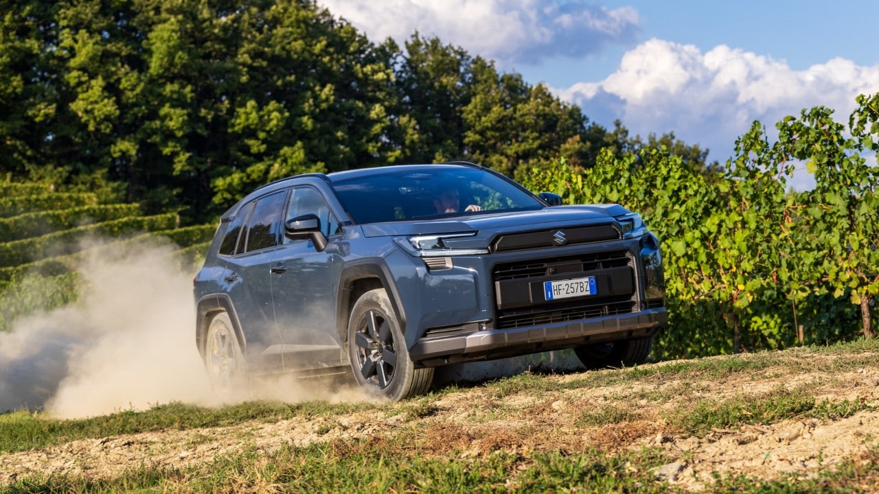 Più di 100 km in elettrico e off-road promettente: Suzuki Across plug-in, il nostro primo test