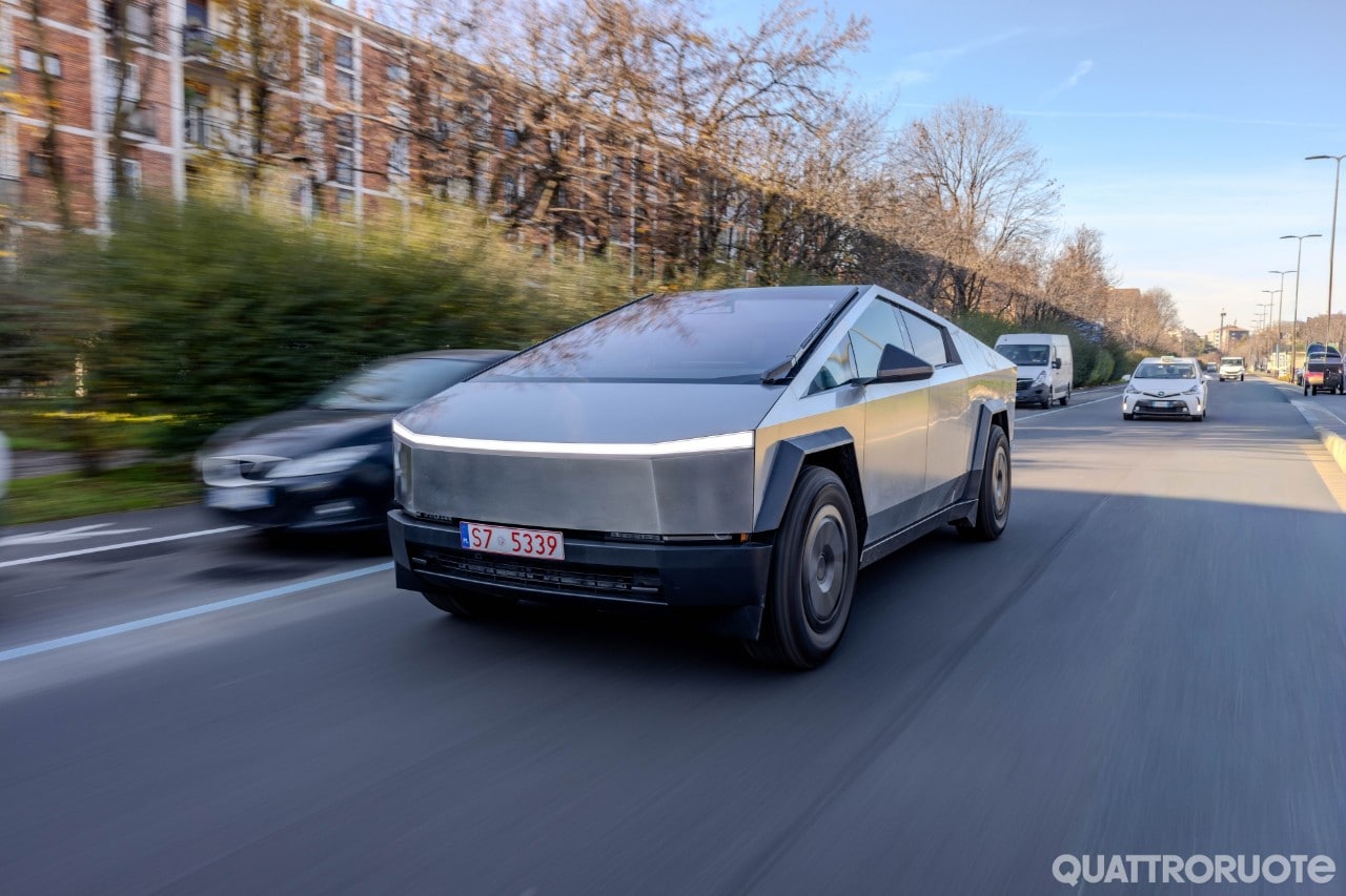 Tesla Cybertruck, un "mostro" a Milano: abbiamo guidato il pick-up elettrico nel traffico - VIDEO